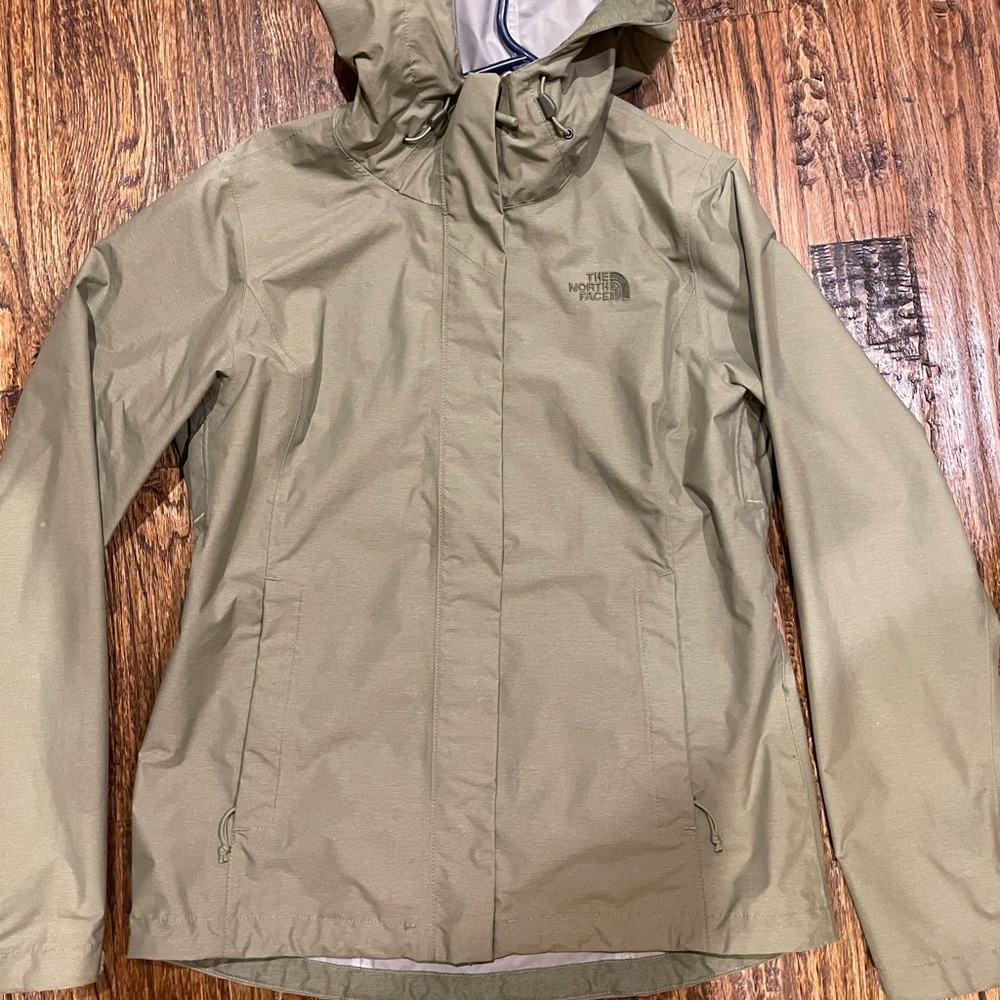 Small north face windbreaker in a very pretty green color